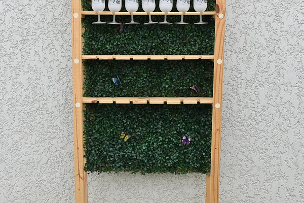 Mur à verres avec fond végétal – Présentoir pour réception