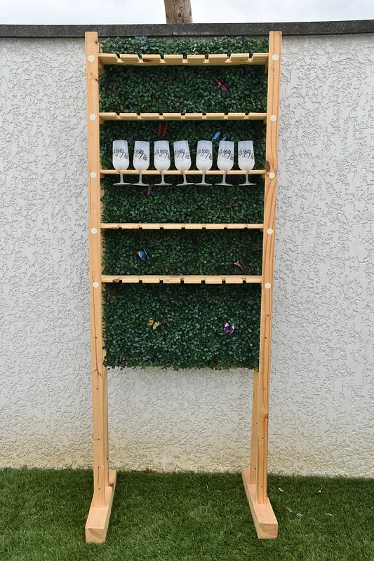 Mur à verres avec fond végétal – Présentoir pour réception