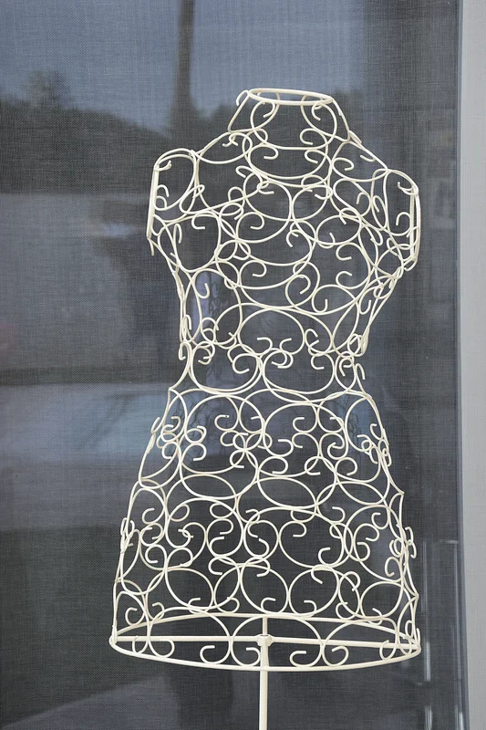 Mannequin de présentation décoratif en métal blanc 