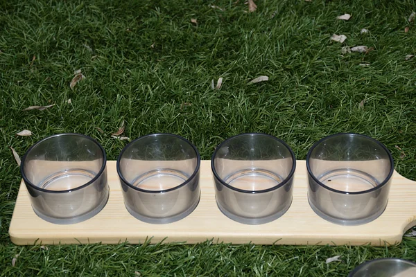 Plateau apéritif en bois avec 4 verrines en verre