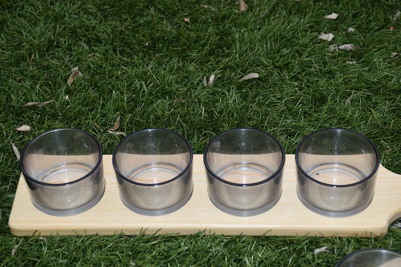 Plateau apéritif en bois avec 4 verrines en verre