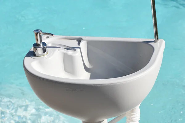 Lavabo mobile à roulette